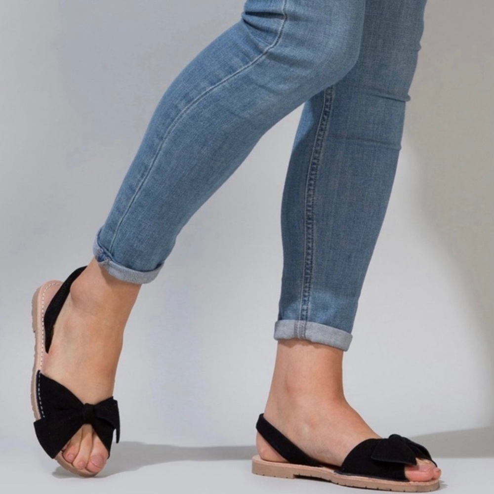NWT SOLILLAS Noche Lazo Bow Detail
Suede Sandals, black - Picture 3 of 5